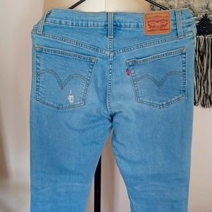 Levis wedgie more between skinny and straight, not supper cropped hit just right